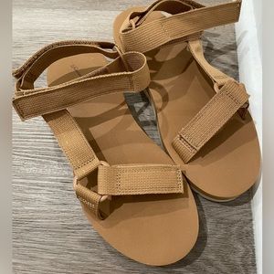 Target Women’s Holden Platform Sport Sandals. Universal Thread. Size 7. Tan.